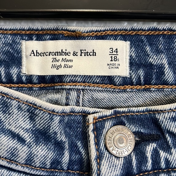 Abercrombie & Finch the Mom high rise 34/18s distressed - Picture 3 of 5